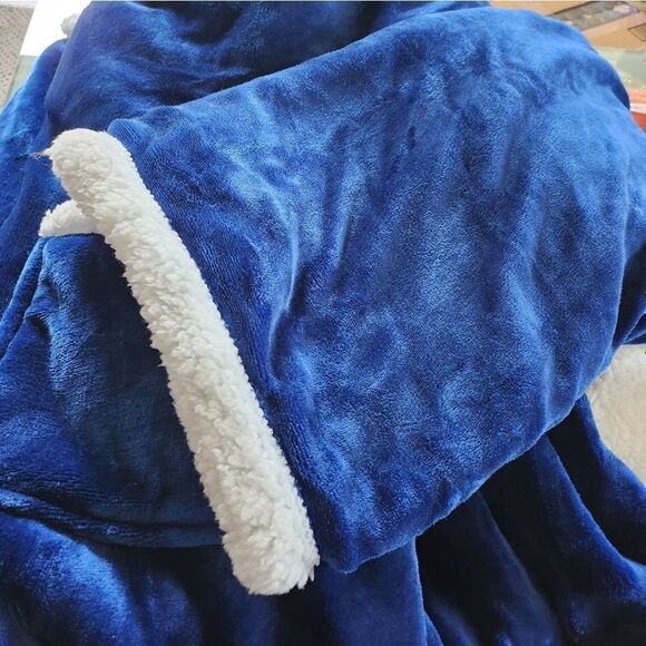 Catalonia Wearable Throw Blanket - Picture 5 of 5